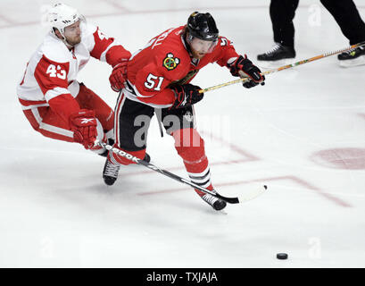 Chicago Blackhawks defenseman Brian Campbell (51) leitet den Puck weg von Detroit Red Wings center Darren Helm (44) Während der ersten Periode von Spiel 3 der 2009 NHL Western Conference Finals in der vereinigten Mitte in Chicago am 22. Mai 2009. (UPI Foto/Markierung Cowan) Stockfoto