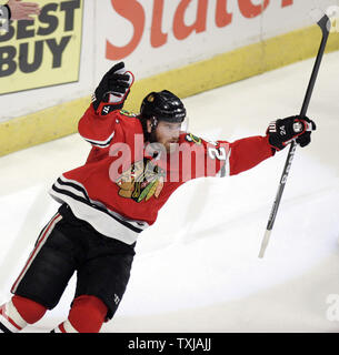 Chicago Blackhawks rechten Außenstürmer Martin Havlat(24) feiert eine Vorlage für ein Ziel gegen die Detroit Red Wings in der ersten Periode von Spiel 3 der 2009 NHL Western Conference Finals in der vereinigten Mitte in Chicago am 22. Mai 2009. (UPI Foto/Markierung Cowan) Stockfoto