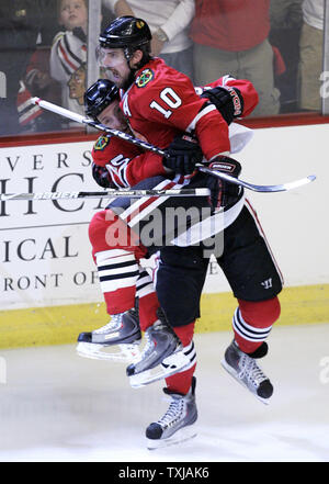 Chicago Blackhawks rechten Flügel Patrick Sharp (10) springt in die Arme der Mannschaftskameraden Cameron Butler (25), nachdem er sein zweites Ziel des Spiels gegen die Detroit Red Wings während Überstunden von Spiel 3 der 2009 NHL Western Conference Finals in der vereinigten Mitte in Chicago am 22. Mai 2009. Die Falken besiegten die Red Wings 4-3. (UPI Foto/Markierung Cowan) Stockfoto