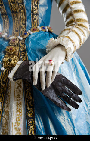 Mannequin holding Handschuh tragen Papier Kostüm von Isabelle de Borchgrave Stockfoto