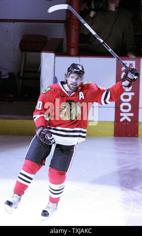 Chicago Blackhawks rechten Flügel Patrick Sharp (10) wird als Spieler des Spiels, nachdem er zwei Ziele gegen die Detroit Red Wings in Spiel 3 der 2009 NHL Western Conference Finals in der vereinigten Mitte in Chicago am 22. Mai 2009. Die Falken besiegten die Red Wings 4-3 auf die Sharp überstunden Ziel. (UPI Foto/Markierung Cowan) Stockfoto