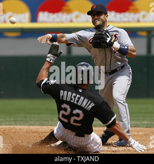 Detroit Tiger zweiter Basisspieler Placido Polanco wirft zunächst ein doppeltes Spiel auf einem Boden Kugel durch Chicago White Sox Alexei Ramirez als Scott Podsednik in die zweite Basis im dritten Inning Folien an US Cellular Field in Chicago am 8. Juni 2009 abzuschließen. (UPI Foto/Brian Kersey) Stockfoto