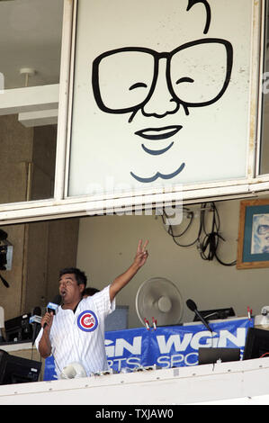 Schauspieler und Schauspieler George Lopez singt während des siebten Inning stretch der Chicago Cubs 6-5 über die Cleveland Indians im Wrigley Field in Chicago gewinnen am 20. Juni 2009. (UPI Foto/Markierung Cowan) Stockfoto