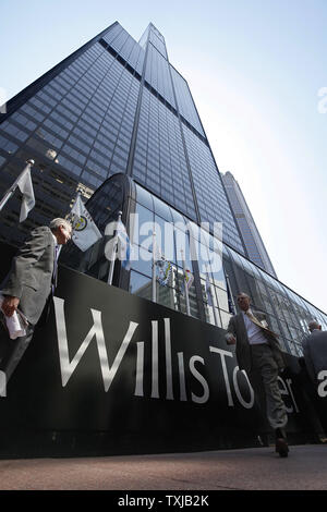 Der 110-geschichte Willis Tower erhebt sich über der Straße in Chicago am 16. Juli 2009. Die in London ansässige Willis Group Holdings gesichert die Namensrechte an der höchste Wolkenkratzer der Nation, die früher als Sears Tower bekannt, als Teil seiner Vereinbarung 140.000 Quadratmeter Bürofläche im Gebäude zu mieten. Die ikonische Struktur, die die Skyline von Chicago beherrscht hat seit seinem Bau im Jahre 1973, offiziell in einer Donnerstag Zeremonie umbenannt wurde. (UPI Foto/Brian Kersey) Stockfoto