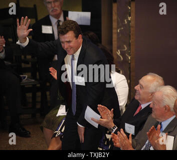 Willis Group Holdings COO Grahame Millwater Wellen nach während einer Umbenennung Zeremonie für den Willis Tower in Chicago am 16. Juli 2009 anerkannt. Die in London ansässige Willis Group Holdings gesichert die Namensrechte an der höchste Wolkenkratzer der Nation, die früher als Sears Tower bekannt, als Teil seiner Vereinbarung 140.000 Quadratmeter Bürofläche im Gebäude zu mieten. (UPI Foto/Brian Kersey) Stockfoto