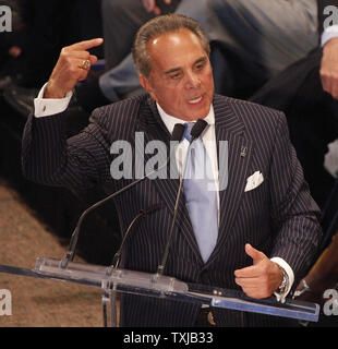 Willis Group Holdings Chairman und CEO Joseph J. Plumeri spricht während einer Umbenennung Zeremonie für den Willis Tower in Chicago am 16. Juli 2009. Die in London ansässige Willis Group Holdings gesichert die Namensrechte an der höchste Wolkenkratzer der Nation, die früher als Sears Tower bekannt, als Teil seiner Vereinbarung 140.000 Quadratmeter Bürofläche im Gebäude zu mieten. (UPI Foto/Brian Kersey) Stockfoto