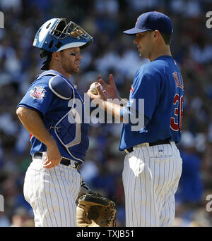 Chicago Cubs catcher Koyie Hill (L) Gespräche mit Krug Randy Wells während des achten Inning am Wrigley Field in Chicago am 29. Juli 2009. Die Jungen gewann 12-0. UPI/Brian Kersey Stockfoto