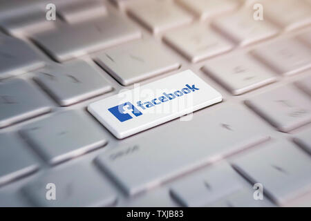 3. Juni 2018. Stadt Barnaul. Russland. Schaltfläche mit dem Firmenlogo Facebook auf die graue Tastatur eines modernen Laptop. Stockfoto