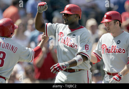 Philadelphia Phillies erste Basisspieler Ryan Howard (6) an der Home Plate gratulierte wird durch Mannschaftskameraden Shane Victorino, Links, und Chase Utley, rechts, schlagen Sie ein drei-Home Run Run aus der Chicago Cubs, die Krug Ryan Dempster im vierten Inning am Wrigley Field in Chicago am 13. August 2009. UPI/Mark Cowan Stockfoto