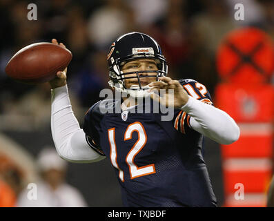 Chicago Bears quarterback Caleb Hanie fällt im zweiten Quartal ein preseason Fußball Spiel gegen die New York Giants im Soldier Field in Chicago am 22. August 2009 zu übergeben. UPI/Brian Kersey Stockfoto