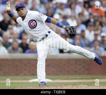 Chicago Cubs dritter Basisspieler Aramis Ramirez throws out New York Mets shortstop Wilson Valdez im zweiten Inning am Wrigley Field in Chicago am 28. August 2009. UPI/Mark Cowan Stockfoto