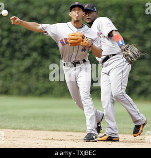 New York Mets shortstop Wilson Valdez (4), wirft die Chicago Cubs zweite Basisspieler Jeff Baker als Teamkollege Luis Castillo (1), auf die im Sechsten Inning bei Wrigley Field in Chicago am 28. August 2009 aussieht. UPI/Mark Cowan Stockfoto
