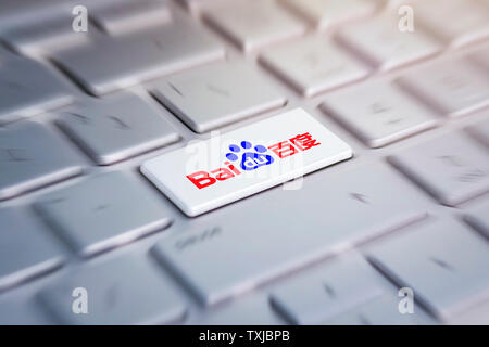 3. Juni 2018. Stadt Barnaul. Russland. Schaltfläche mit dem Firmenlogo Baidu auf die graue Tastatur eines modernen Laptop. Stockfoto