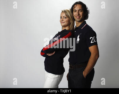 Eis Tänzer Tanith Belbin (L) und Ben Agosto posieren für ein Portrait an der 2010 United States Olympic Team Media Summit in Chicago am 12. September 2009. UPI/Brian Kersey Stockfoto