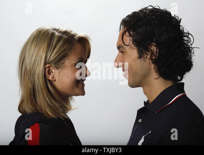 Eis Tänzer Tanith Belbin (L) und Ben Agosto posieren für ein Portrait an der 2010 United States Olympic Team Media Summit in Chicago am 12. September 2009. UPI/Brian Kersey Stockfoto