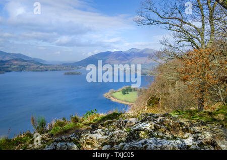 Eine Ansicht von Borrowdale über Derwent Water in Keswick Richtung Scafell Berg. Stockfoto