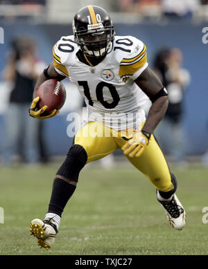 Pittsburgh Steelers wide receiver Santonio Holmes (10), Feld gegen die Chicago Bears im zweiten Quartal Soldier Field in Chicago am 20. September 2009. UPI/Mark Cowan Stockfoto