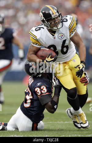 Chicago Bears cornerback Charles Tillman (33) packt Pittsburgh Steelers wide receiver Hines Ward (86) im ersten Quartal bei Soldier Field in Chicago am 20. September 2009. UPI/Mark Cowan Stockfoto