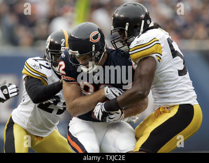 Chicago Bears festes Ende Greg Olsen (82) ist durch die Pittsburgh Steelers Verteidiger William Gay (22) und Keyaron Fuchs (57) Im zweiten Quartal Soldier Field in Chicago Angriff am 20. September 2009. UPI/Mark Cowan Stockfoto