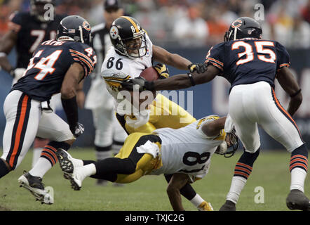 Pittsburgh Steelers wide receiver Hines Ward (86) bekommt einen Block von mannschaftskamerad Shaun McDonald (81) als Chicago Bears Verteidiger Kevin Payne (44) und Zackary Bowman (35) Ihm im zweiten Quartal mit dem Soldier Field in Chicago am 20. September 2009 zu bringen. UPI/Mark Cowan Stockfoto