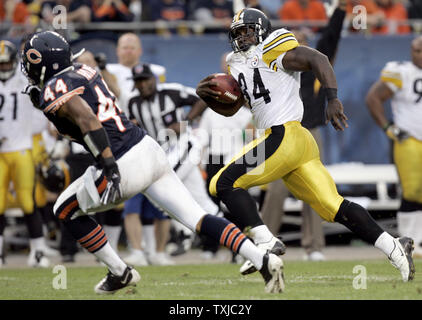 Pittsburgh Steelers zurück laufen Rashard Mendenhall (34) dreht sich upfield Vergangenheit Chicago Bears Sicherheit Kevin Payne (44) für einen 39-Yard-Gewinn im dritten Quartal auf dem Soldier Field in Chicago am 20. September 2009. Die Bären besiegte die Steelers 17-14. UPI/Mark Cowan Stockfoto