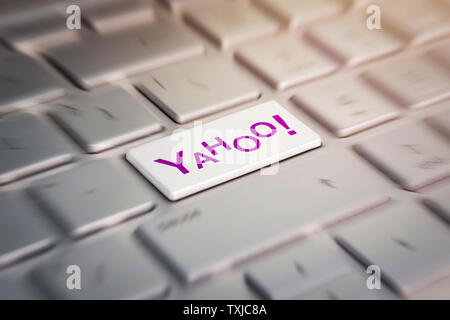 3. Juni 2018. Stadt Barnaul. Russland. Schaltfläche mit dem Firmenlogo Yahoo auf die graue Tastatur eines modernen Laptop. Stockfoto