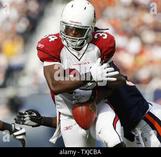 Arizona Cardinals zurück läuft Tim Hightower läuft für ein 11 Yard gewinnen gegen die Chicago Bears im ersten Quartal bei Soldier Field in Chicago am 8. November 2009. Die Kardinäle 41-21 gewonnen. UPI/Brian Kersey Stockfoto