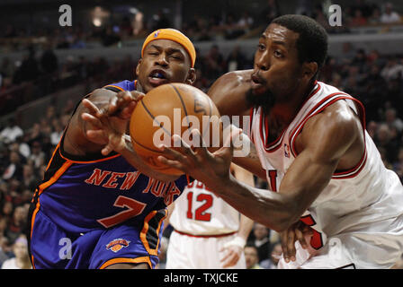 New York Knicks, Al Harrington (L) und Chicago Bulls guard John salmons für eine lose Kugel im zweiten Quartal in der vereinigten Mitte in Chicago gehen am 17. Dezember 2009. UPI/Brian Kersey Stockfoto