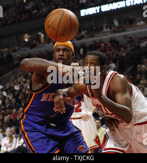 New York Knicks, Al Harrington (L) und Chicago Bulls guard John salmons für eine lose Kugel im zweiten Quartal in der vereinigten Mitte in Chicago gehen am 17. Dezember 2009. UPI/Brian Kersey Stockfoto