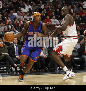 New York Knicks, Al Harrington (L) Laufwerke auf Chicago Bulls vorwärts Luol Deng im vierten Quartal in der vereinigten Mitte in Chicago am 17. Dezember 2009. Die Stiere gewann 98-89. UPI/Brian Kersey Stockfoto