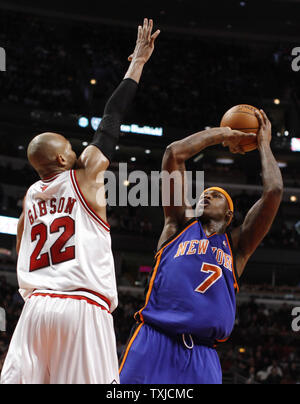 New York Knicks, Al Harrington (R) nimmt einen Schuß über Chicago Bulls vorwärts Taj Gibson im vierten Quartal in der vereinigten Mitte in Chicago am 17. Dezember 2009. Die Stiere gewann 98-89. UPI/Brian Kersey Stockfoto