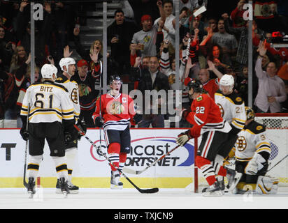 Chicago Blackhawks center Jonathan Toews (C) feiert sein Tor gegen die Boston Bruins während des zweiten Zeitraums in der vereinigten Mitte in Chicago am 18. Dezember 2009 UPI/Brian Kersey Stockfoto