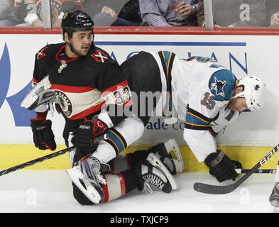 Chicago Blackhawks rechten Flügel Dustin Byfuglien (L) erhält oben mit San Jose Sharks center Joe Thornton während der dritten Periode in der vereinigten Mitte in Chicago tangled am 22. Dezember 2009. Die Haie gewann 3-2. UPI/Brian Kersey Stockfoto