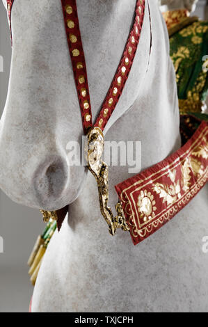 Pferd, Skulptur tragen Papier Kostüm von Isabelle de Borchgrave Stockfoto