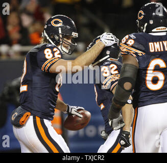 Chicago Bears festes Ende Greg Olsen (L) und zurück laufen Kahlil Bell Olsens 7 Yard Touchdown Rezeption im zweiten Quartal gegen die Minnesota Vikings am Soldier Field in Chicago am 28. Dezember 2009 feiern. UPI/Brian Kersey Stockfoto