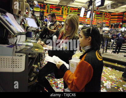 Die CME Group Händler beenden Bestellungen nach dem Handelsschluss in der Weizen Optionen Grube an der Chicago Board of Trade building am 31. Dezember in Chicago 2009. UPI/Brian Kersey Stockfoto