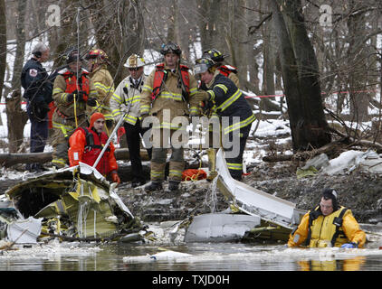 Rettungskräfte suchen in den Trümmern ein kleiner Strahl, der in die Des Plaines River in der Nähe von Wheeling, Illinois am 5. Januar 2010 abgestürzt. Der Royal Air Freight, Inc. cargo Jet wurde im Endanflug auf den Chicago Executive Airport, wenn es nach unten ging. UPI/Brian Kersey Stockfoto