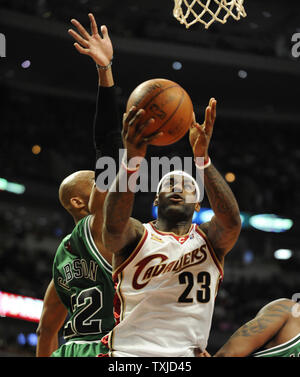 Cleveland Kavaliere' LeBron James an der Chicago Bulls Taj Gibson auf seinem Weg zu einem Ergebnis im vierten Quartal in der vereinigten Mitte in Chicago am 19. März 2010. Die Kavaliere gewann 92-85. UPI/Brian Kersey Stockfoto