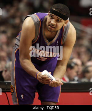 Phoenix Suns forward Jared Dudley wird fertig, das Spiel gegen die Chicago Bulls im zweiten Quartal in der vereinigten Mitte in Chicago am 30. März 2010 eingeben. UPI/Brian Kersey Stockfoto