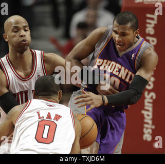 Phoenix Suns guard Leandro Barbosa (R) von Brasilien und Chicago Bulls vorwärts Taj Gibson für eine lose Kugel während des vierten Quartals in der vereinigten Mitte in Chicago gehen am 30. März 2010. Die Sonnen gewannen 111-105. UPI/Brian Kersey Stockfoto