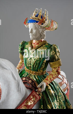 König Mannequin auf dem Pferd tragen Papier Kostüm von Isabelle de Borchgrave Stockfoto