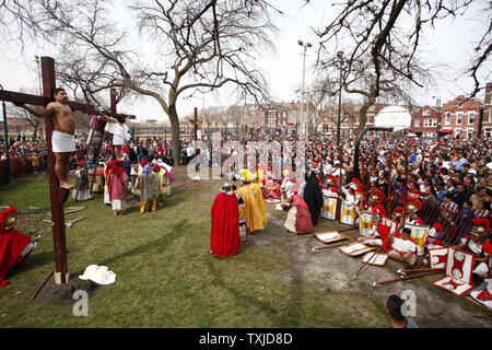 Darsteller reenact thr Kreuzigung von Jesus Christus während der Via Crucis oder "Art und Weise der Leistung, das Kreuz' in Chicago am 2. April 2010. Die jährlichen Karfreitag reenactment der Stationen des Kreuzes zieht Tausende, die wiederum eine 1,5 Kilometer Marsch durch die Innenstadt von Chicago Mexikanisch-Gemeinschaft von Pilsen zu machen. UPI/Brian Kersey Stockfoto