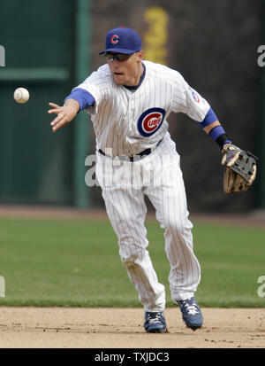 Chicago Cubs zweite Basisspieler Jeff Baker wirft den Ball zu Jungen shortstop Ryan Theriot ein doppeltes Spiel gegen die Milwaukee Brewers im vierten Inning am Wrigley Field in Chicago am 12. April 2010 auszuführen. UPI/Mark Cowan Stockfoto