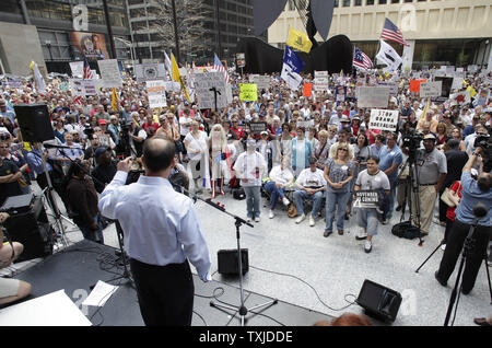 Tea Party Aktivisten sammeln für eine Kundgebung an Daley Plaza in Chicago am 15. April 2010. Die Rallye war einer von Tausenden von Tea Party Aktivisten um das Land auf Steuer Tag statt. UPI/Brian Kersey Stockfoto