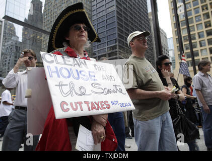 Tea Party Aktivisten sammeln für eine Kundgebung an Daley Plaza in Chicago am 15. April 2010. Die Rallye war einer von Tausenden von Tea Party Aktivisten um das Land auf Steuer Tag statt. UPI/Brian Kersey Stockfoto