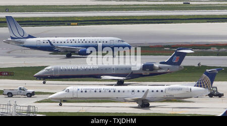 Flugzeuge von United Airlines und Continental Airlines Taxi am Flughafen O'Hare International Airport in Chicago am 3. Mai 2010. Die beiden Airlines eine geplante Fusion Montag, die größte Fluggesellschaft der Welt schaffen. UPI/Brian Kersey Stockfoto