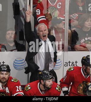Chicago Blackhawks Haupttrainer Joel Quenneville schreit während der ersten Periode von Spiel 4 der NHL Western Conference Finals gegen die San Jose Sharks in der vereinigten Mitte in Chicago am 23. Mai 2010. Die Blackhawks gewann 4-2 und fegt die Haie, die Stanley Cup Finals zu gelangen. UPI/Brian Kersey Stockfoto