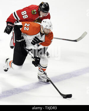 Philadelphia Flyers linken Flügel Ville Leino (22) bringt den Puck auf Eis vor Chicago Blackhawks rechten Flügel Patrick Kane (88) Während der ersten Periode von Spiel 2 der 2010 Stanley Cup Finale bei den United Center in Chicago, 31. Mai 2010. (UPI Foto/Markierung Cowan) Stockfoto