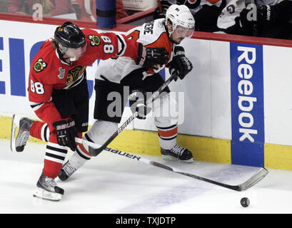 Chicago Blackhawks rechten Flügel Patrick Kane (88) schiebt Vergangenheit Philadelphia Flyers rechten Flügel Danny Briere (48) mit dem Puck in der dritten Periode von Spiel 5 der 2010 Stanley Cup Finale bei den United Center in Chicago, 6. Juni 2010. Die Blackhawks besiegten die Flyer 7-4. (UPI Foto/Markierung Cowan) Stockfoto