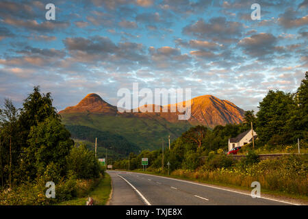 Pap von Glencoe (Sgorr na Ciche) und Sgorr nam Fiannaidh von Ballachulish bei Sonnenuntergang. Stockfoto